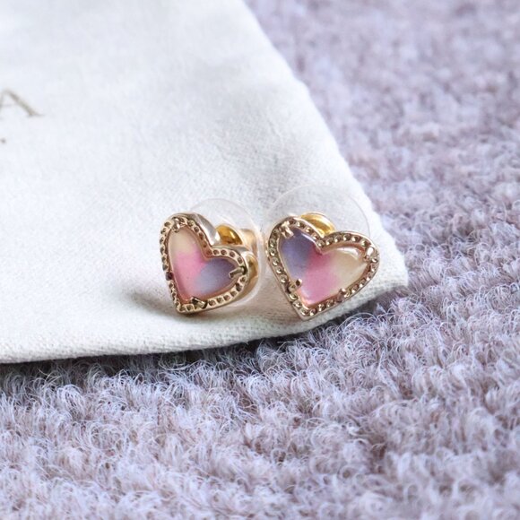 New. Kendra Scott Ari Heart Gold Watercolor Stud Earrings - Picture 2 of 2